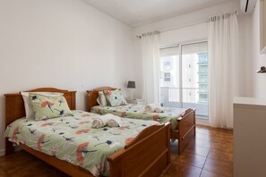 2 bedrooms, iron/ironing board, free WiFi, bed sheets - Maresia - Front beach - Quarteira (Quarteira)