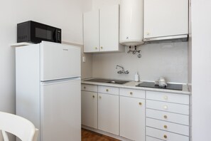 Fridge, microwave, coffee/tea maker, electric kettle