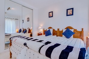 2 slaapkamers, een strijkplank/strijkijzer, gratis wifi, beddengoed