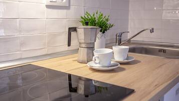 Réfrigérateur, micro-ondes, cafetiÚre/bouilloire, grille-pain