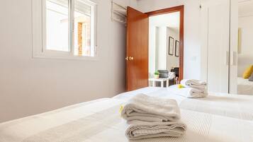 1 dormitorio, tabla de planchar con plancha, Internet y ropa de cama