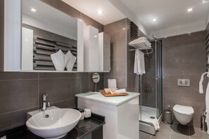 Deluxe-Apartment | Badezimmer | Dusche, Haartrockner, Hausschuhe, Handtücher