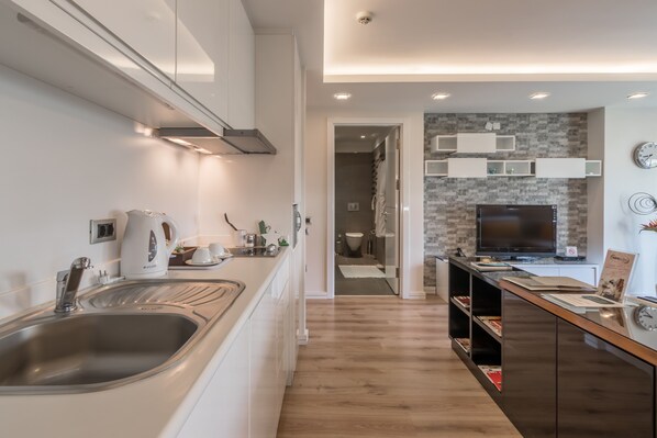 Deluxe Apartment | Private kitchen | Full-sized fridge, oven, stovetop, dishwasher - Aura Suites (Istanbul)