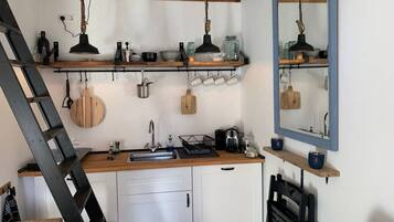 Réfrigérateur, micro-ondes, cafetière/bouilloire, bouilloire électrique