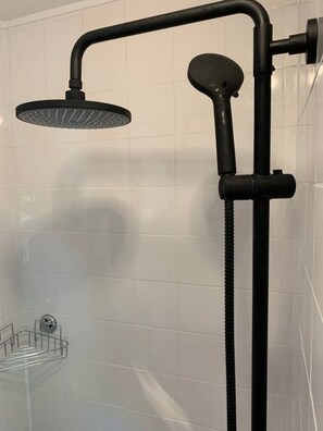 Séchoir à cheveux, serviettes fournies, savon, shampooing