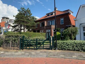 Exterior - Cosy "Pelican Dune",  minutes away from the beach. (Noordwijk aan Zee)