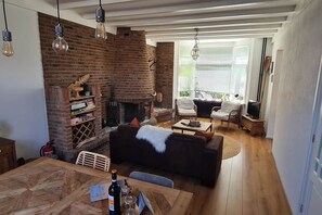 Televisie en een open haard