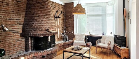TV, fireplace