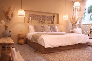 Chambre « Premier », 1 très grand lit, baignoire, vue jardin | Vue de la chambre