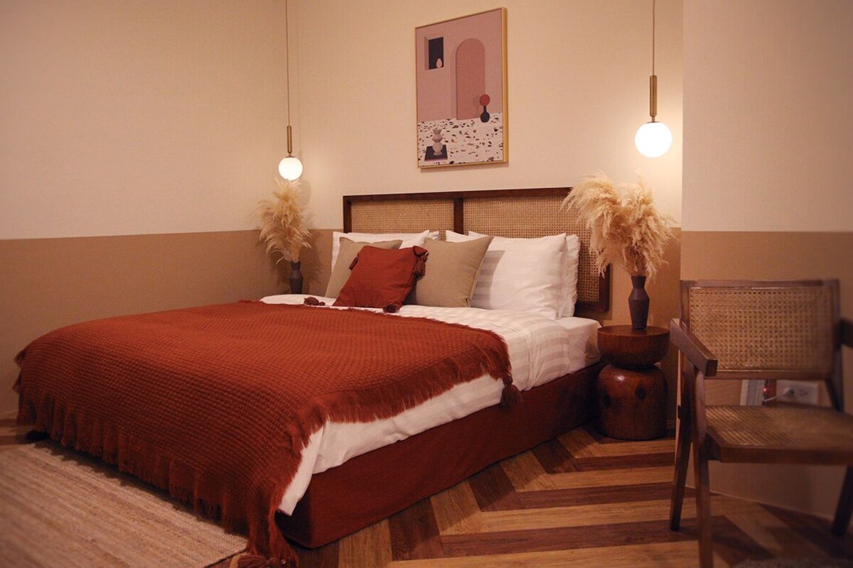 Deluxe kamer, 1 kingsize bed, bad, uitzicht op tuin | Luxe beddengoed, donsdekens, een minibar, individueel gedecoreerd