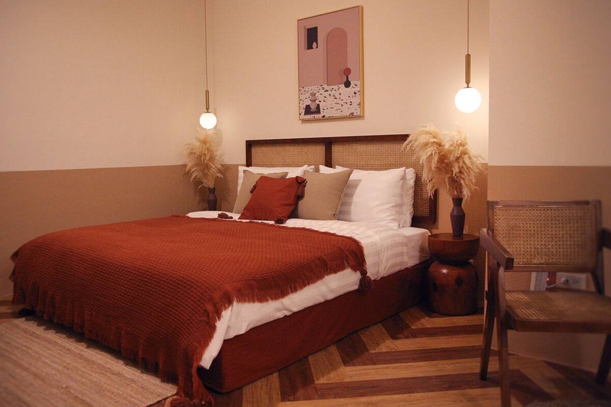 Chambre Deluxe, 1 très grand lit, baignoire, vue jardin