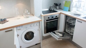 Wasserkocher mit Kaffee-/Teezubehör, Kühlschrank, Mikrowelle, Ofen