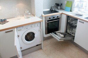 Kühlschrank, Mikrowelle, Ofen, Herdplatte