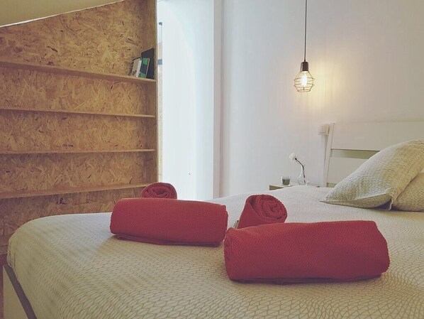 1 habitación, tabla de planchar con plancha, cuna de viaje y wifi 