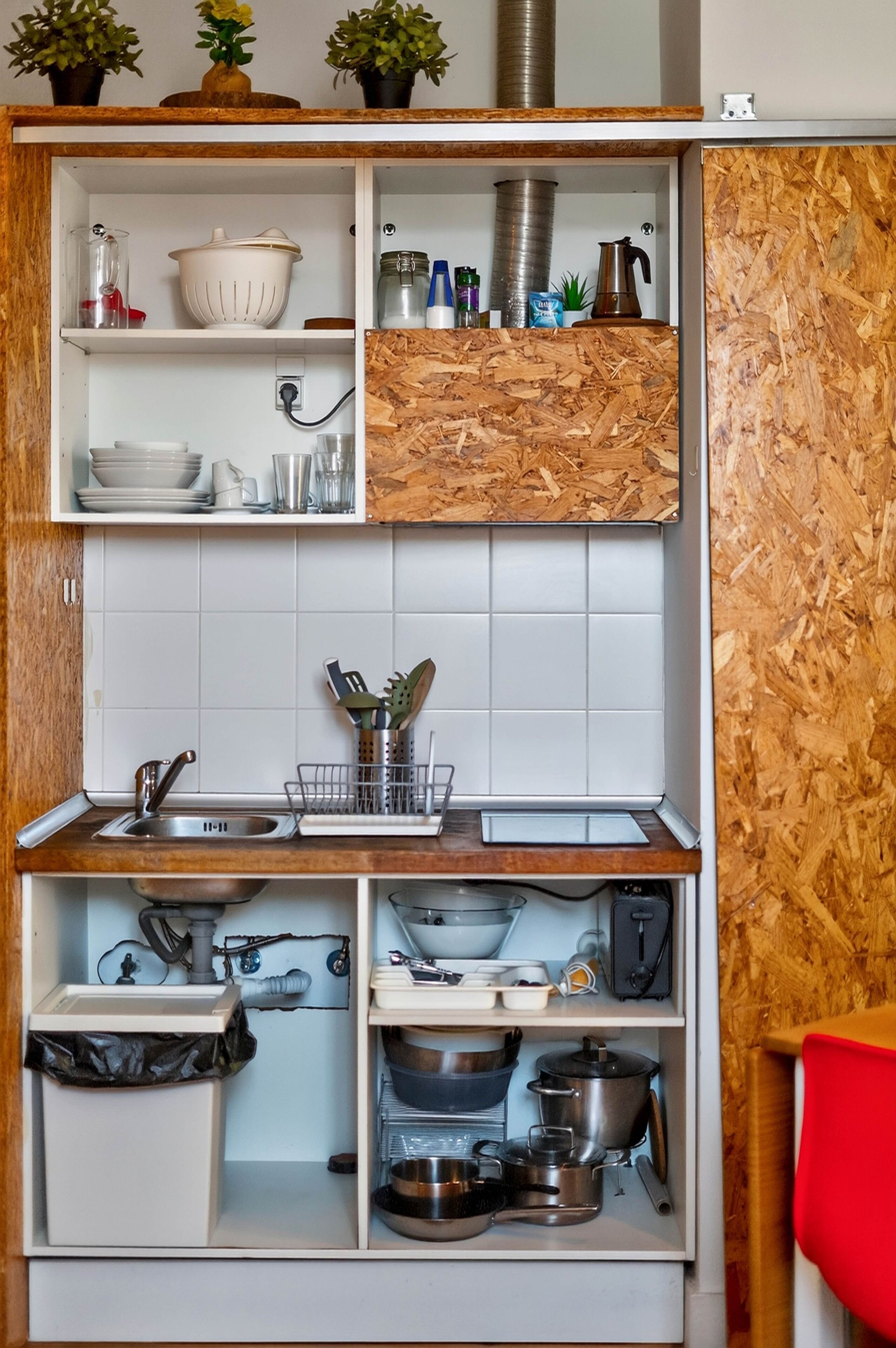Wasserkocher mit Kaffee-/Teezubehör, Kühlschrank, Mikrowelle, Herdplatte