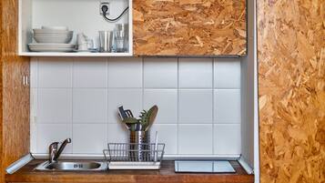 Wasserkocher mit Kaffee-/Teezubehör, Kühlschrank, Mikrowelle, Herdplatte