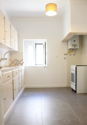 Fridge, microwave, oven, stovetop - A Portuguesa III, at Bica's Funicular Street (Lisbon)