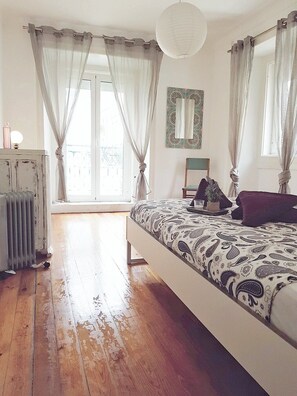 2 habitaciones, tabla de planchar con plancha, cuna de viaje y wifi