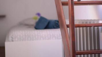 3 slaapkamers, een strijkplank/strijkijzer, reisbedje, wifi
