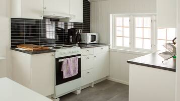 Room, Shared Bathroom | Shared kitchen | Oven, stovetop, dishwasher, blender
