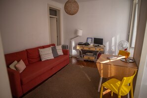 TV, stereo - Bica Yellow Tram Flat (Lisbon)