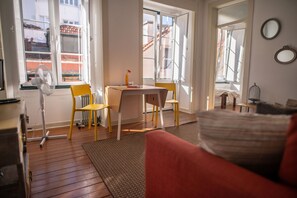 TV, stereo - Bica Yellow Tram Flat (Lisbon)