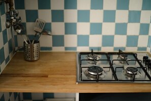 Fridge, microwave, stovetop, coffee/tea maker - The Portuguese II, at Bica's funicular Street (Lisboa)