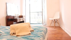 3 bedrooms, iron/ironing board, travel crib, WiFi - The Portuguese II, at Bica's funicular Street (Lisboa)