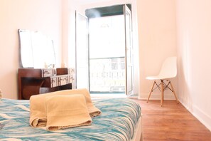 3 bedrooms, iron/ironing board, travel cot, WiFi - The Portuguese II, at Bica's funicular Street (Lisboa)
