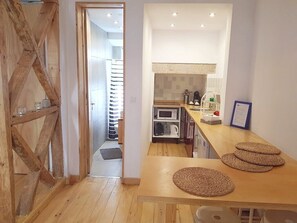 Fridge, microwave, stovetop, coffee/tea maker - A Portuguesa, at Bica's Funicular Street (Lisbon)