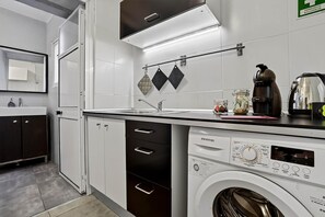 Coffee/tea maker, fridge, microwave, oven