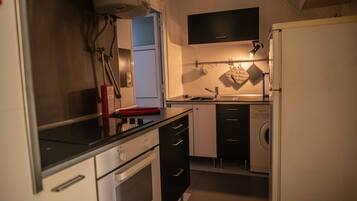 Kühlschrank, Mikrowelle, Ofen, Wasserkocher mit Kaffee-/Teezubehör