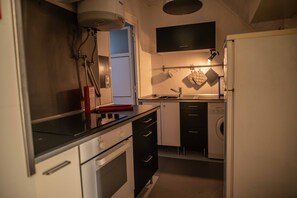 Fridge, microwave, oven, coffee/tea maker - Lively Bairro Alto, in the heart of the nightlife district (Lisboa)