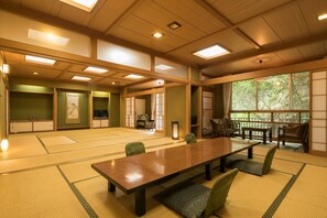 Down comforters, in-room safe, individually decorated - Hananosato Onsen Sansuikan (Takatsuki)