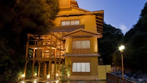Il s’agit d’un bâtiment japonais traditionnel, doté d’une structure en bois, d’un toit recouvert de tuiles et d’un petit jardin agrémenté d’un bassin.