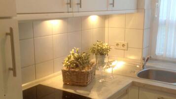 Kühlschrank, Mikrowelle, Ofen, Geschirrspüler