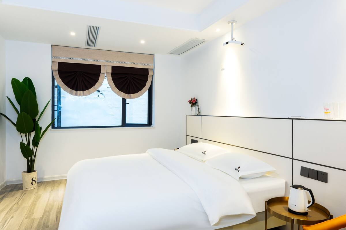 Individually decorated, blackout curtains, free WiFi, bed sheets