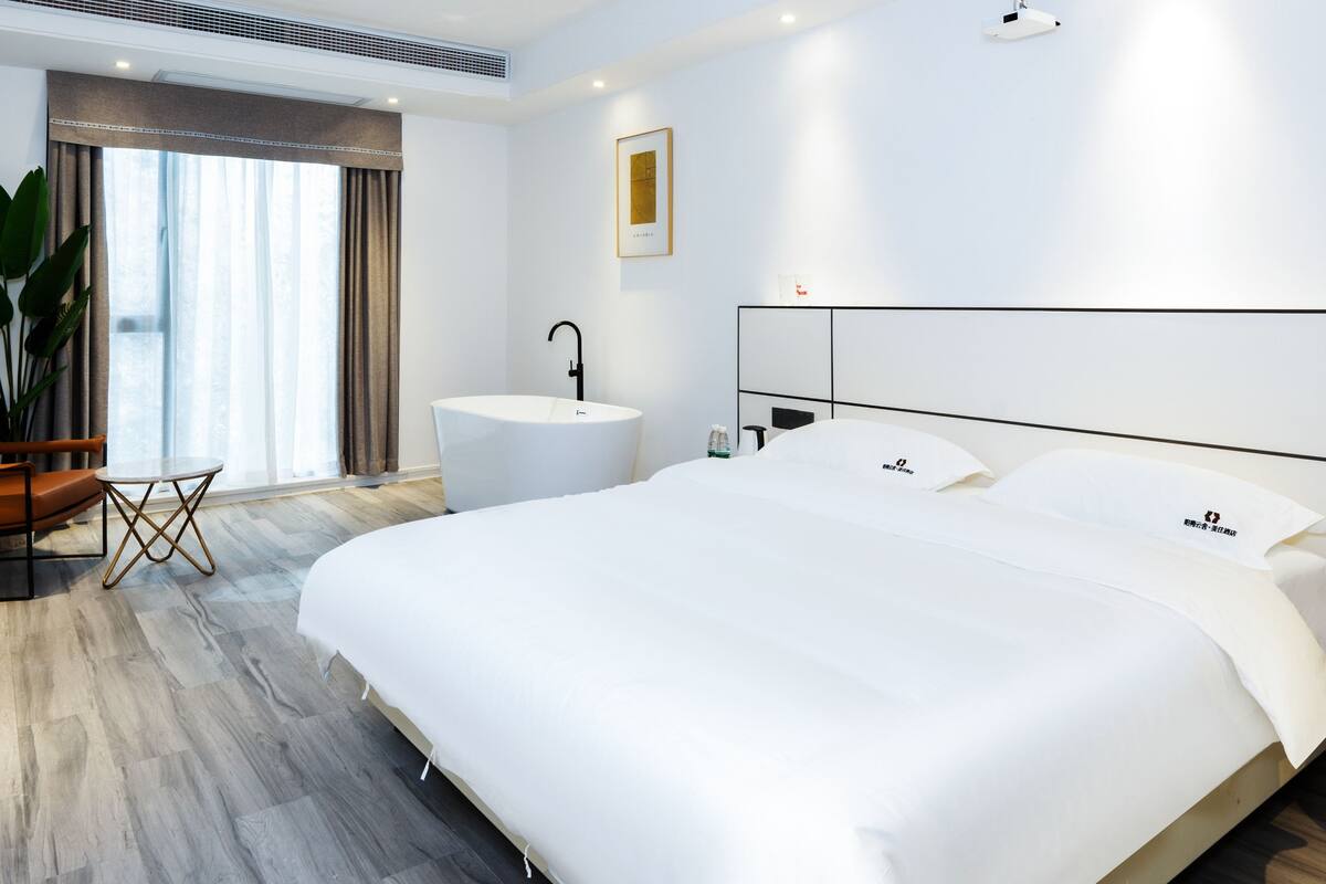 Individually decorated, blackout curtains, free WiFi, bed sheets