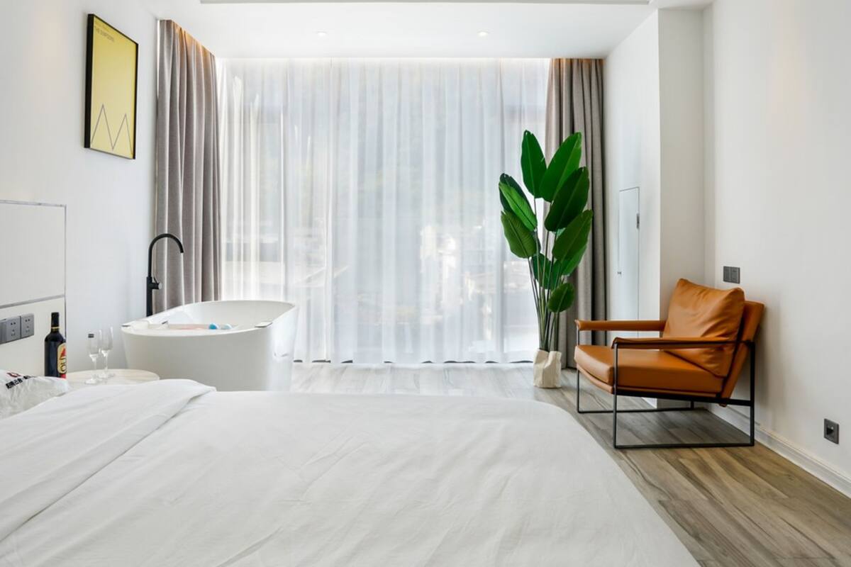Individually decorated, blackout curtains, free WiFi, bed sheets