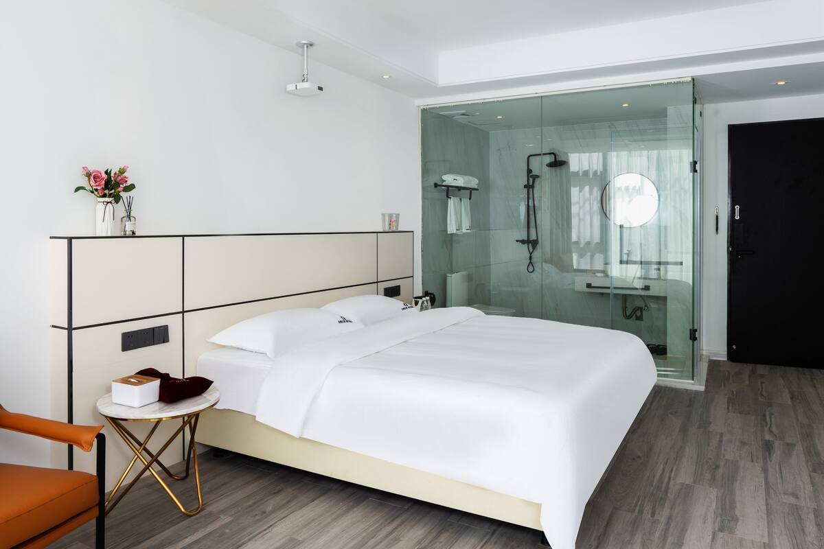 Individually decorated, blackout curtains, free WiFi, bed sheets