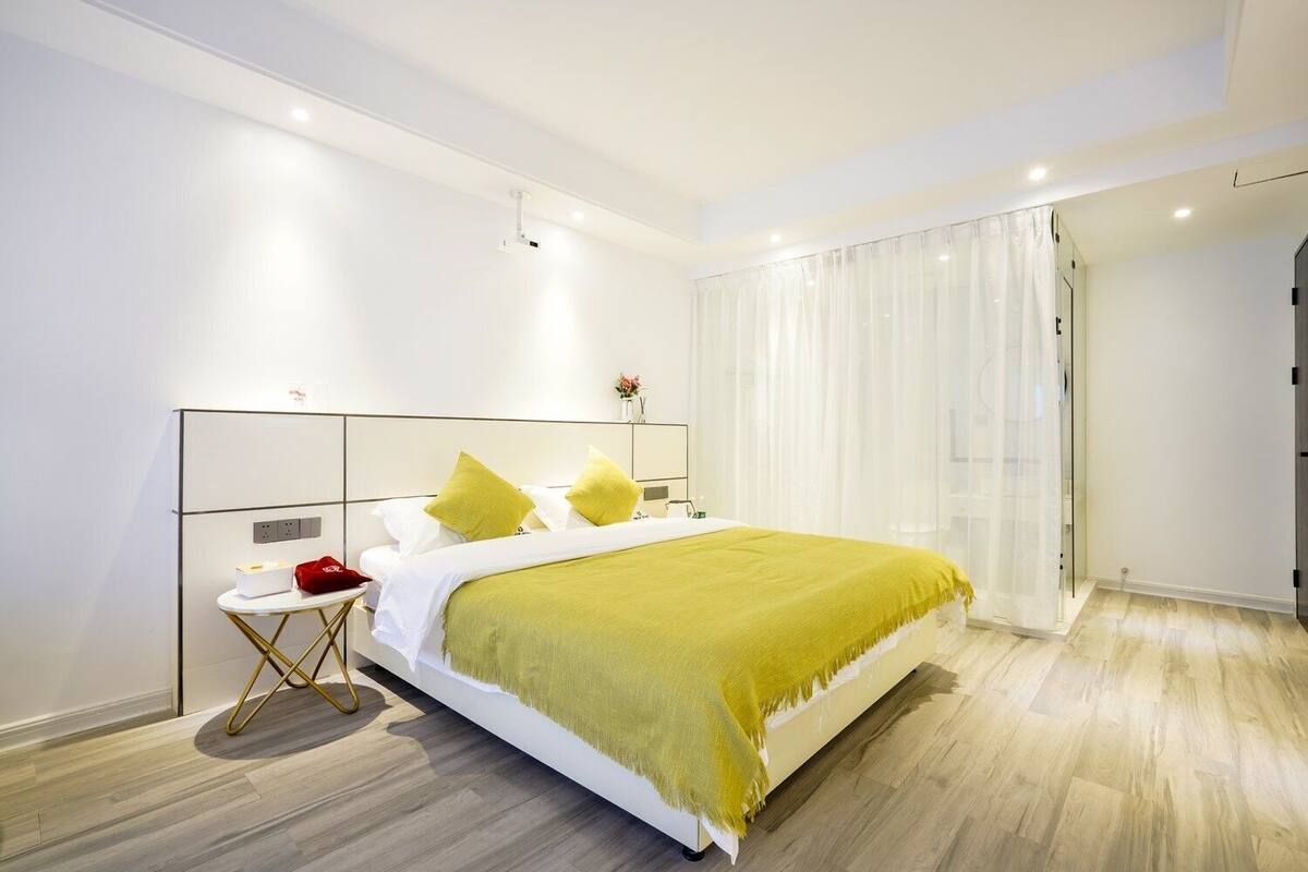 Individually decorated, blackout curtains, free WiFi, bed sheets