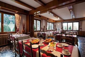 Free daily self-serve breakfast - La Vallée Hotel & Spa (Bagnes)