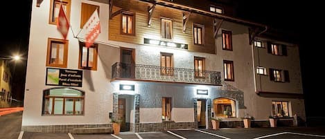 Fachada de la propiedad por la tarde o noche