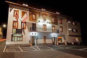 Front of property - evening/night - La Vallée Hotel & Spa (Bagnes)