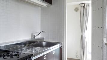 Lemari es, microwave, penanak nasi, dan peralatan masak/sendok-piring