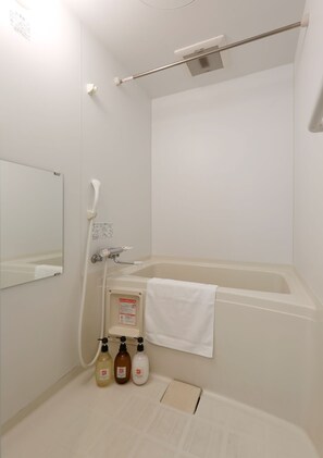 Separate bathtub and shower, free toiletries, hair dryer, slippers - Herber Light SHINONOME (Otaru)