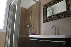 Combined shower/bathtub