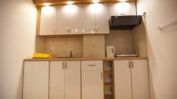 Lemari es, kompor, ketel listrik, dan peralatan masak/sendok-piring