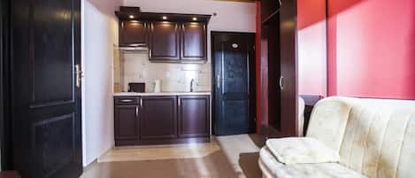 Classic Apartment | Private kitchen | Fridge, stovetop, electric kettle, cookware/dishes/utensils