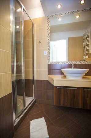 Classic Apartment | Bathroom | Shower, hair dryer - Apartamenty Amber (Rewal)